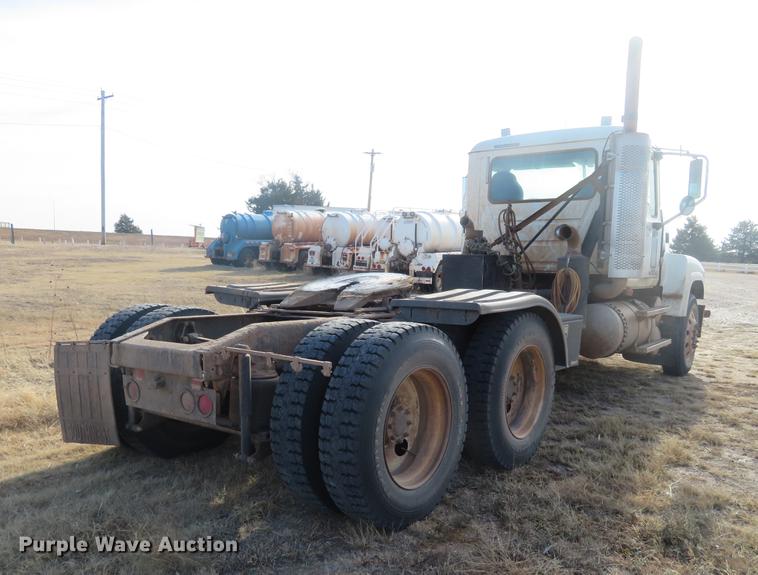 image for item DC0792 2009 Mack CHU613 semi truck