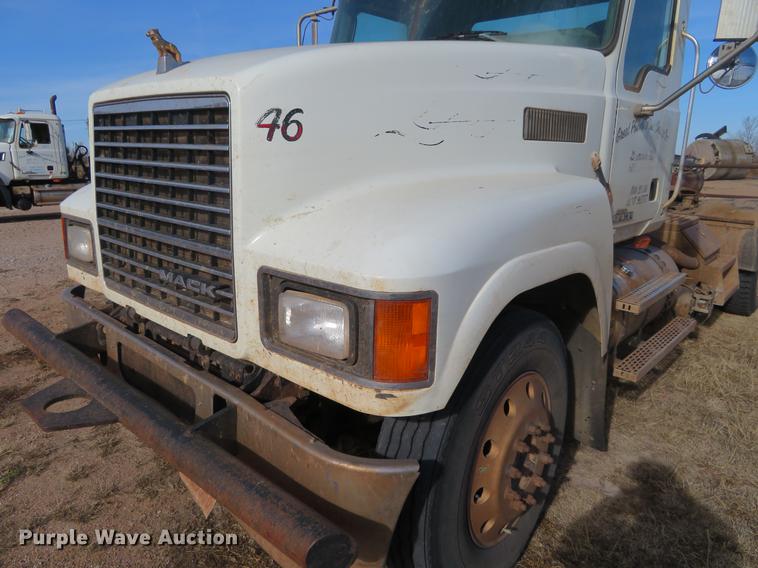 image for item DC0792 2009 Mack CHU613 semi truck