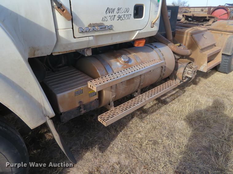 image for item DC0792 2009 Mack CHU613 semi truck