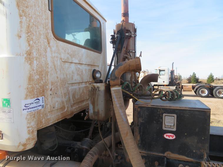 image for item DC0792 2009 Mack CHU613 semi truck