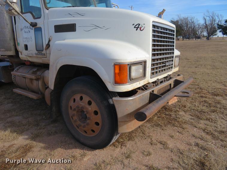 image for item DC0792 2009 Mack CHU613 semi truck