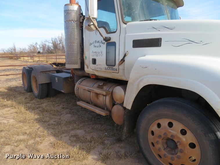 image for item DC0792 2009 Mack CHU613 semi truck