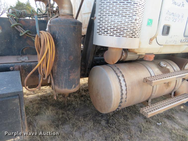 image for item DC0792 2009 Mack CHU613 semi truck