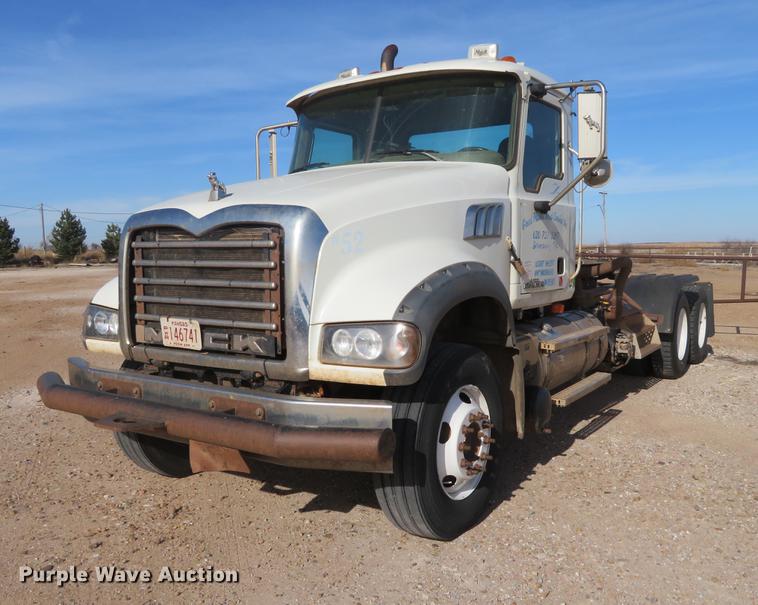 image for item DC0795 2009 Mack GU713 semi truck