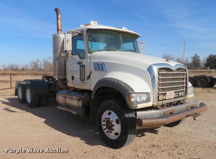 image for item DC0795 2009 Mack GU713 semi truck