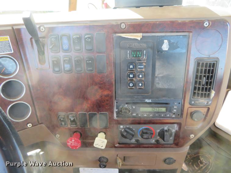 image for item DC0795 2009 Mack GU713 semi truck