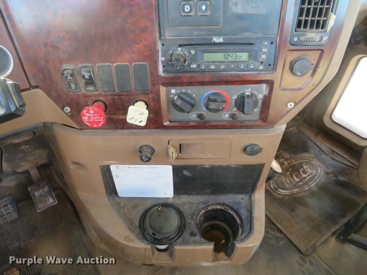 image for item DC0795 2009 Mack GU713 semi truck