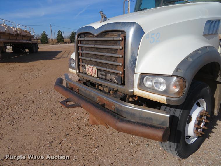 image for item DC0795 2009 Mack GU713 semi truck