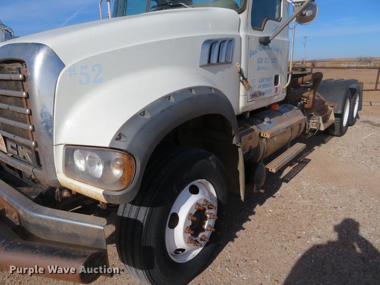 image for item DC0795 2009 Mack GU713 semi truck