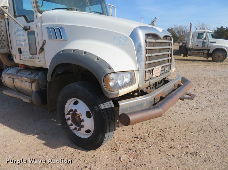 image for item DC0795 2009 Mack GU713 semi truck