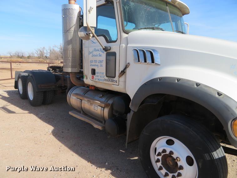 image for item DC0795 2009 Mack GU713 semi truck