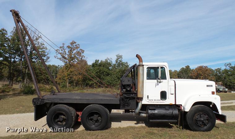 image for item DC1019 1974 International Transtar 4300 flatbed truck