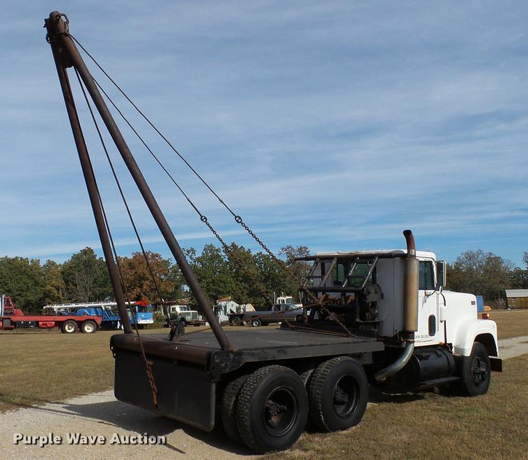 image for item DC1019 1974 International Transtar 4300 flatbed truck