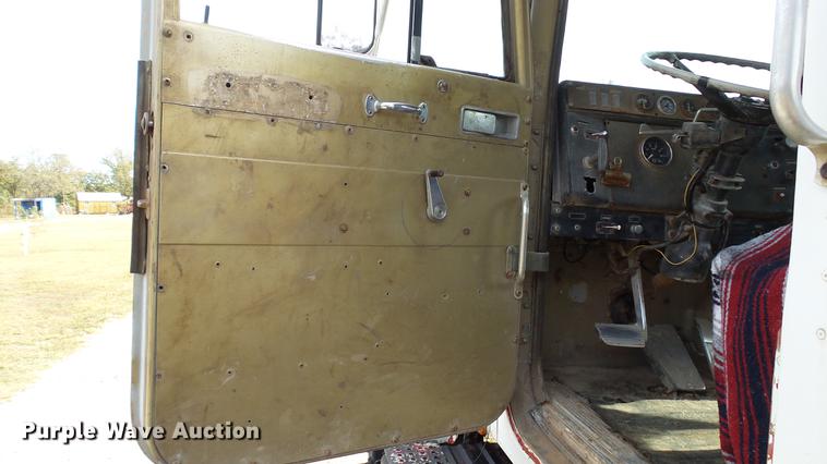 image for item DC1019 1974 International Transtar 4300 flatbed truck