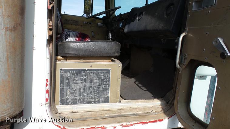 image for item DC1019 1974 International Transtar 4300 flatbed truck