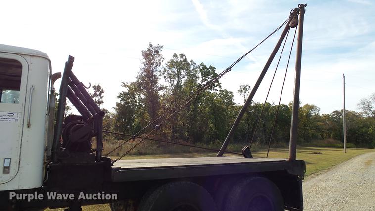 image for item DC1019 1974 International Transtar 4300 flatbed truck