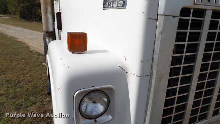 image for item DC1019 1974 International Transtar 4300 flatbed truck