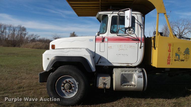 image for item DC1033 1994 Mack RD690S truck with tree spade