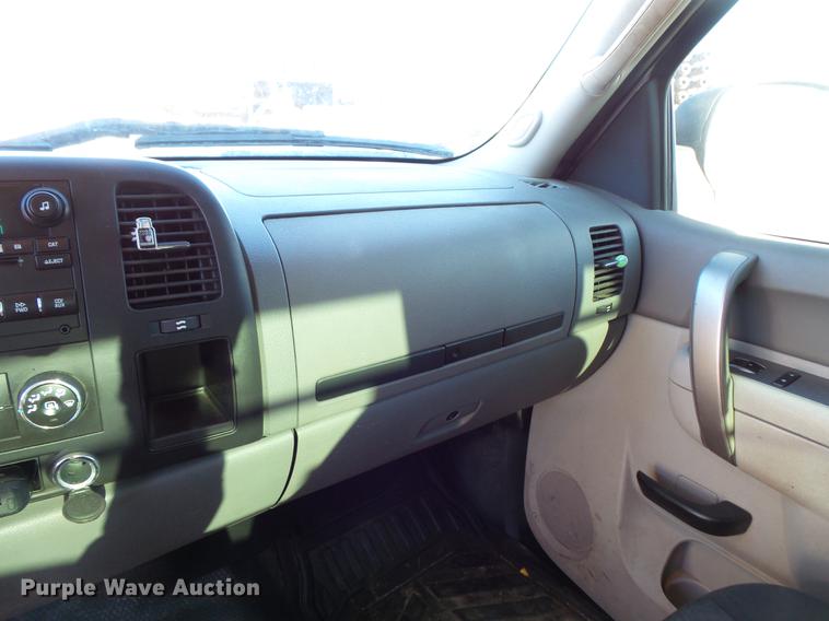 image for item DC1044 2013 Chevrolet Silverado 2500HD Crew Cab pickup truck