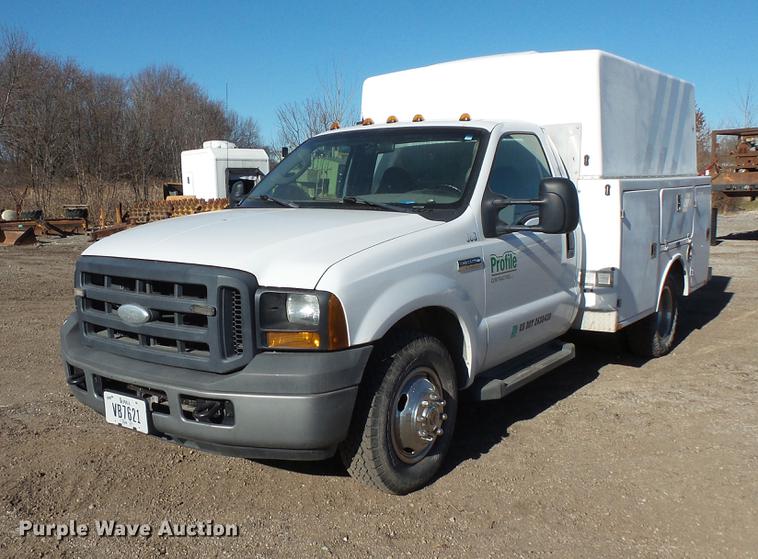 image for item DC1051 2007 Ford F350 Super Duty utility bed pickup truck