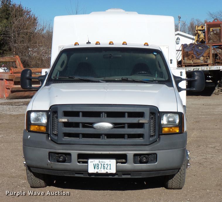 image for item DC1051 2007 Ford F350 Super Duty utility bed pickup truck