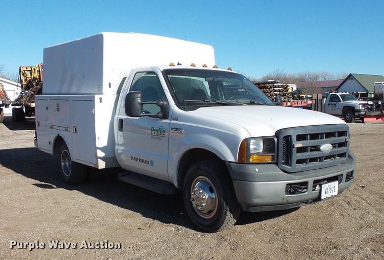 image for item DC1051 2007 Ford F350 Super Duty utility bed pickup truck