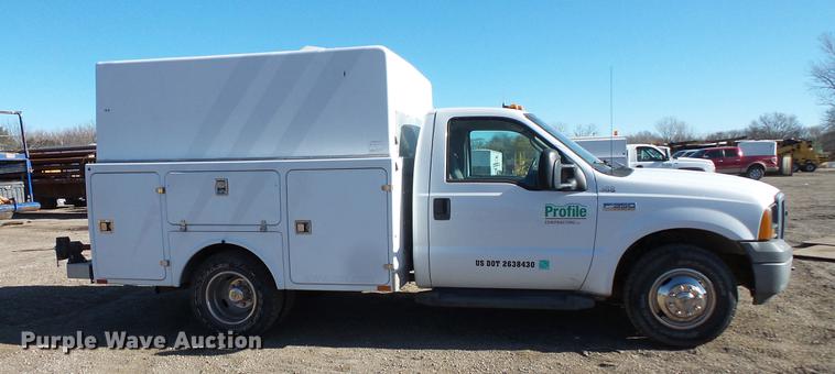 image for item DC1051 2007 Ford F350 Super Duty utility bed pickup truck