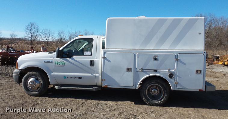 image for item DC1051 2007 Ford F350 Super Duty utility bed pickup truck