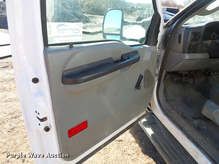 image for item DC1051 2007 Ford F350 Super Duty utility bed pickup truck