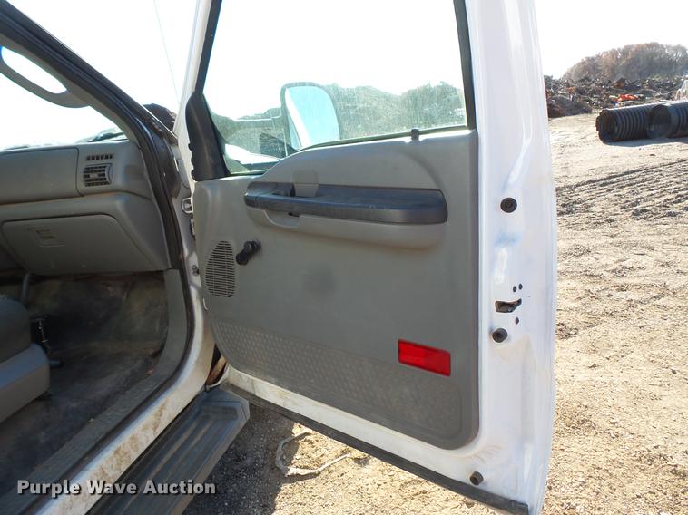 image for item DC1051 2007 Ford F350 Super Duty utility bed pickup truck