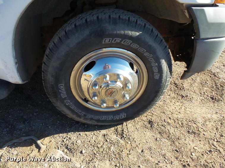 image for item DC1051 2007 Ford F350 Super Duty utility bed pickup truck