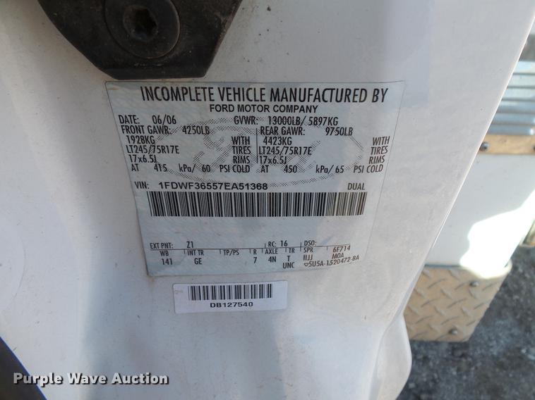 image for item DC1051 2007 Ford F350 Super Duty utility bed pickup truck