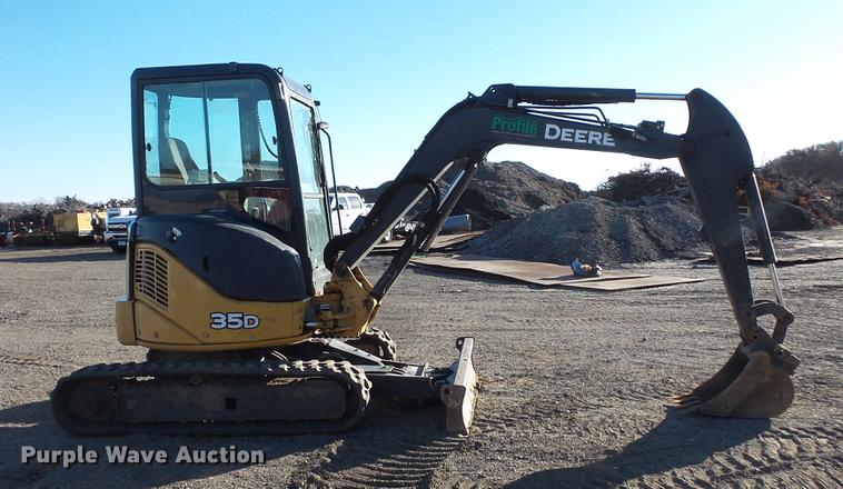 image for item DC1056 2011 John Deere 35D mini excavator