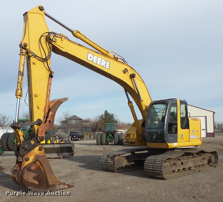 image for item DC1148 2003 John Deere 225C LC excavator