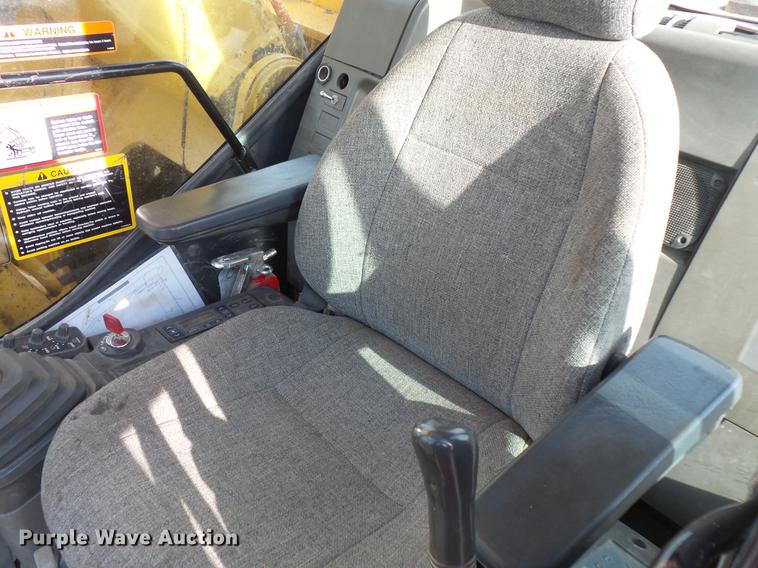 image for item DC1148 2003 John Deere 225C LC excavator