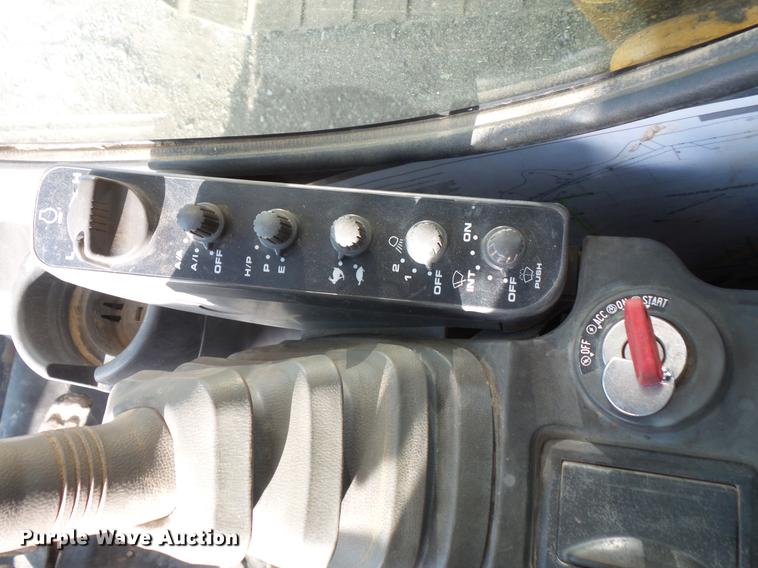 image for item DC1148 2003 John Deere 225C LC excavator