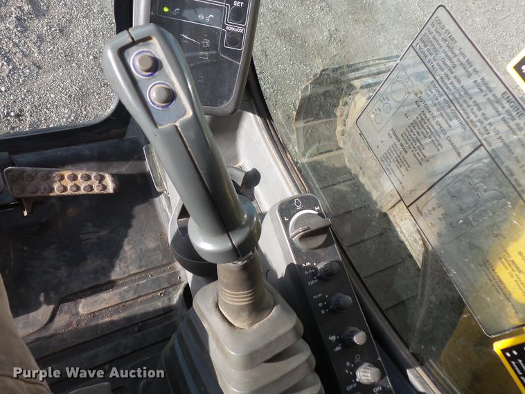 image for item DC1148 2003 John Deere 225C LC excavator