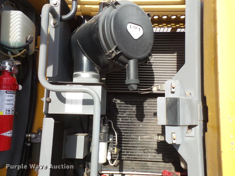 image for item DC1148 2003 John Deere 225C LC excavator