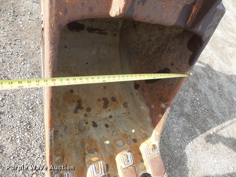 image for item DC1148 2003 John Deere 225C LC excavator