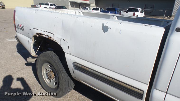 image for item DC1895 2002 Chevrolet Silverado 2500HD Crew Cab pickup truck