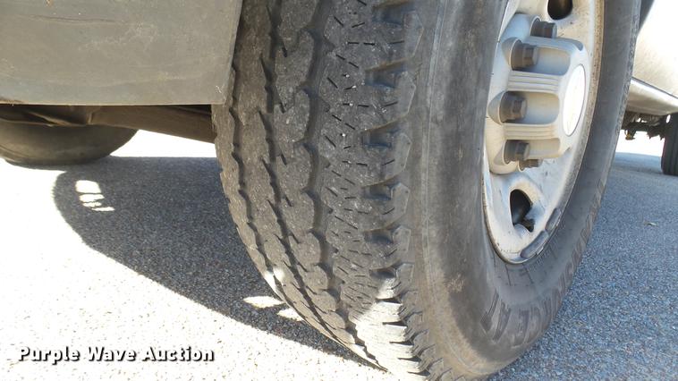 image for item DC1895 2002 Chevrolet Silverado 2500HD Crew Cab pickup truck