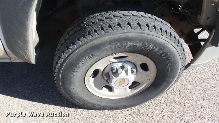 image for item DC1895 2002 Chevrolet Silverado 2500HD Crew Cab pickup truck