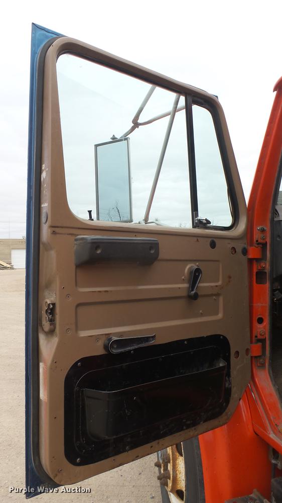 image for item DC1904 1997 International 4900 dump truck