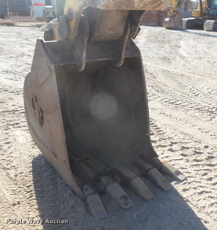 image for item DC1911 1998 John Deere 690E LC excavator