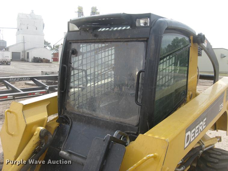 image for item DC2466 2008 John Deere 325 skid steer