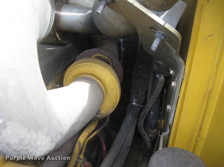 image for item DC2466 2008 John Deere 325 skid steer