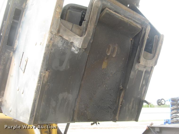 image for item DC2466 2008 John Deere 325 skid steer