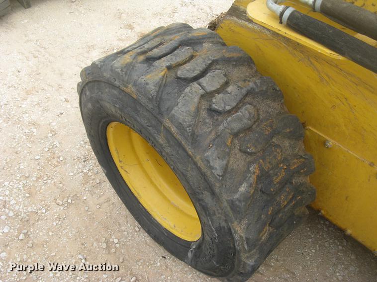 image for item DC2466 2008 John Deere 325 skid steer