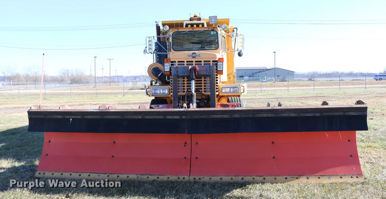 image for item DC3587 1994 Oshkosh PA-2546-4 dump truck