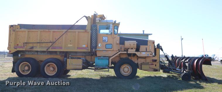 image for item DC3587 1994 Oshkosh PA-2546-4 dump truck